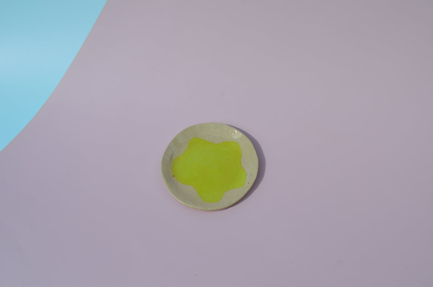 Picture of the tray from a birds eye perspective showing the lime green blob design on the tray.